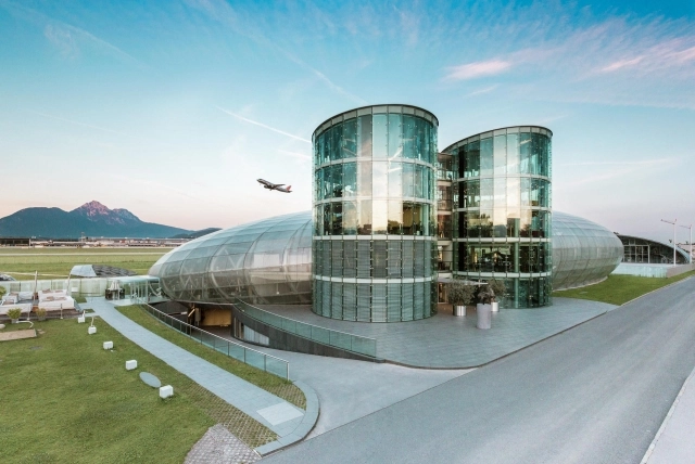 Red Bull &amp; Hangar 7 - Salzburg, Rakousko - obrázek